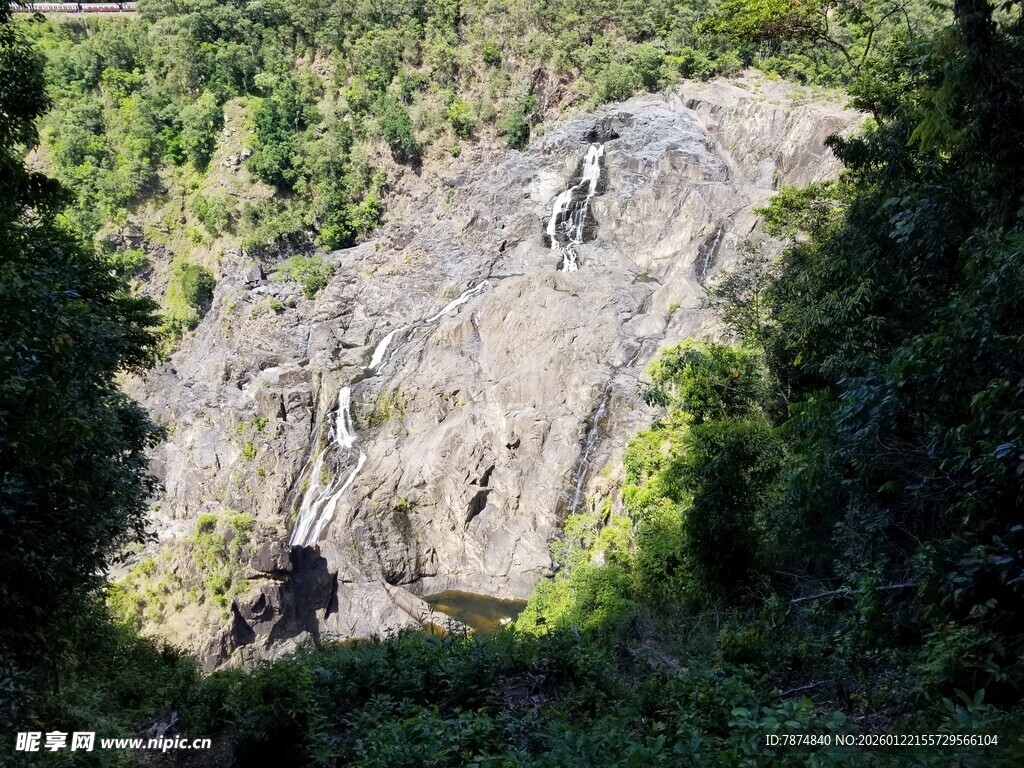 山间瀑布与繁茂绿植景观