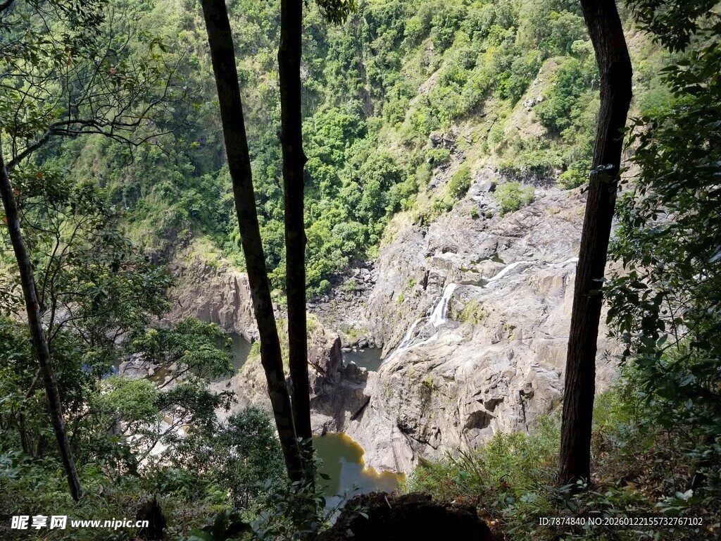 山林间的岩石景观