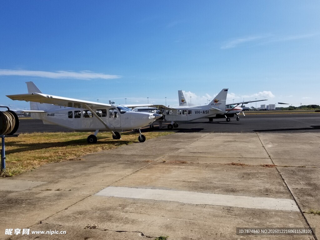 停机坪上的多架小型飞机