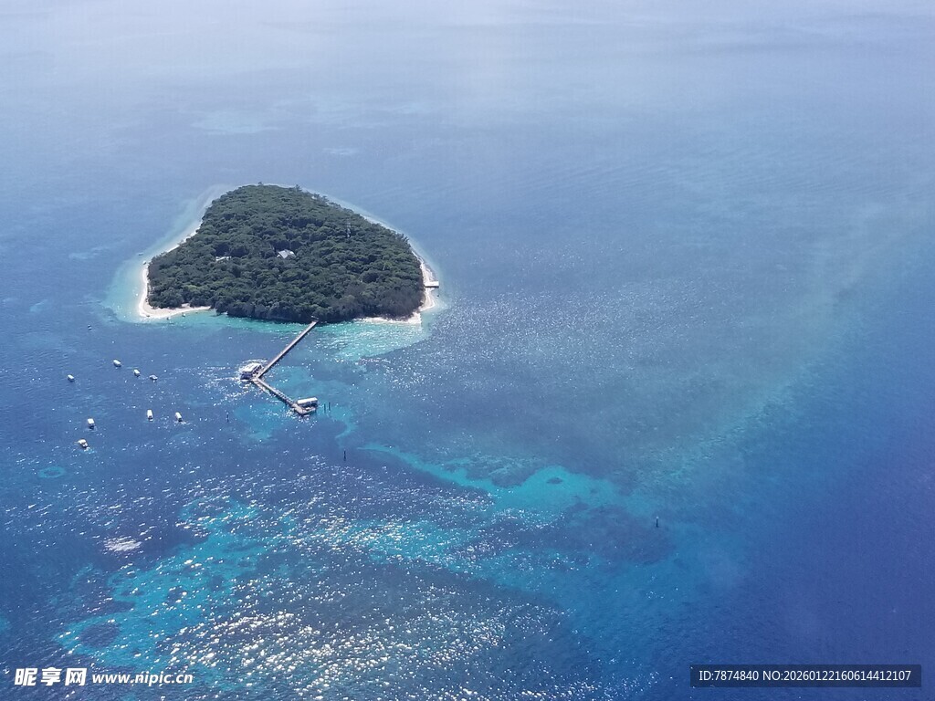 海中孤岛 碧蓝海水环绕