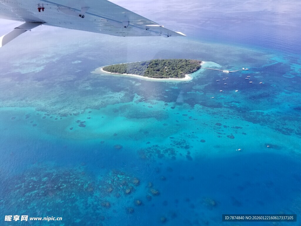 俯瞰蔚蓝大海中的小岛
