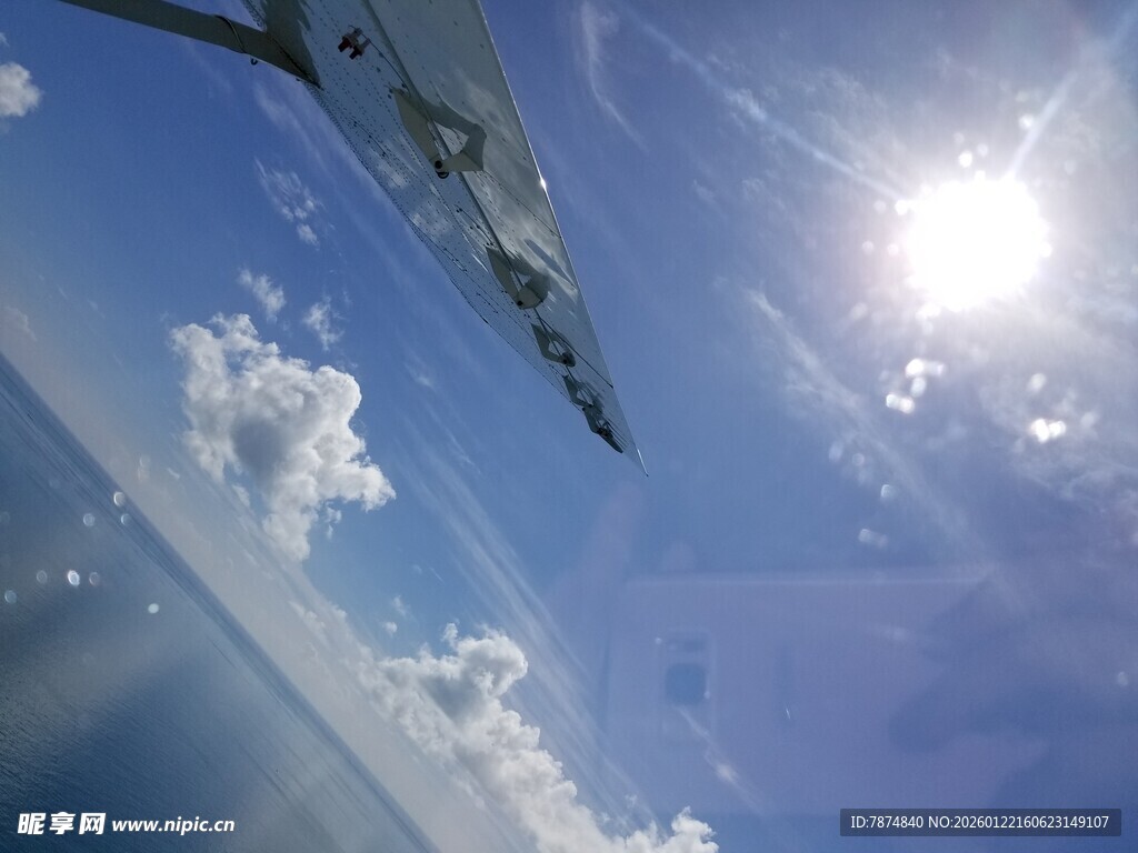 蓝天中翱翔的飞机