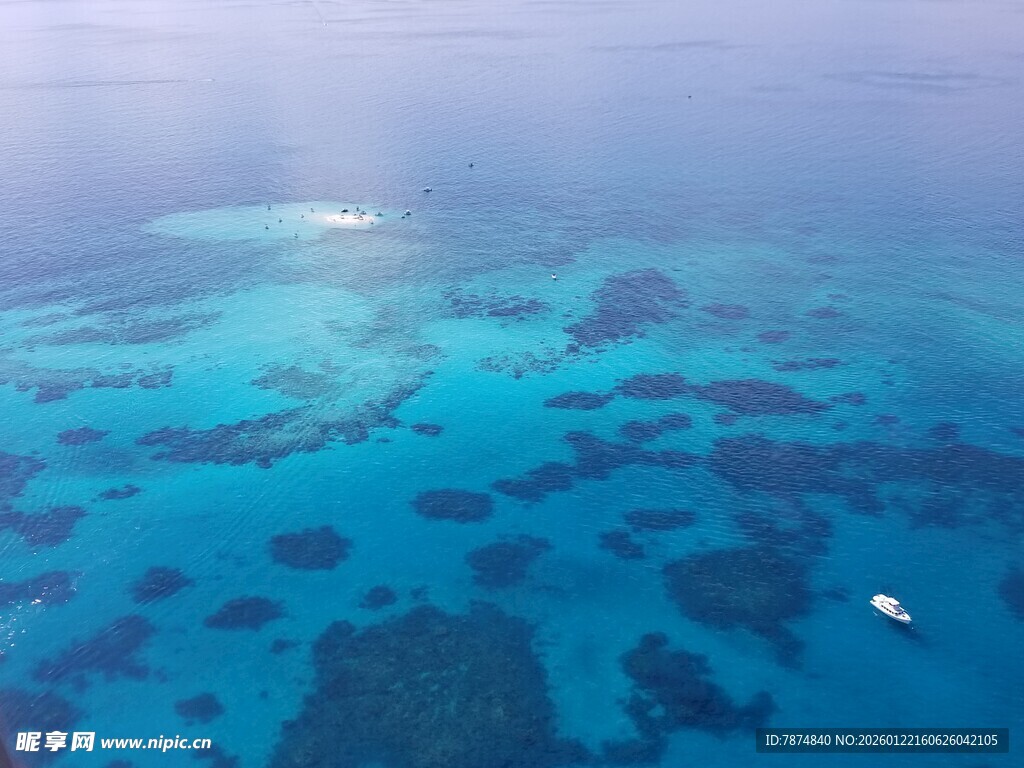 俯瞰蔚蓝海洋中的珊瑚礁