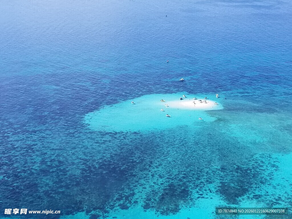 海上绝美珊瑚礁小岛