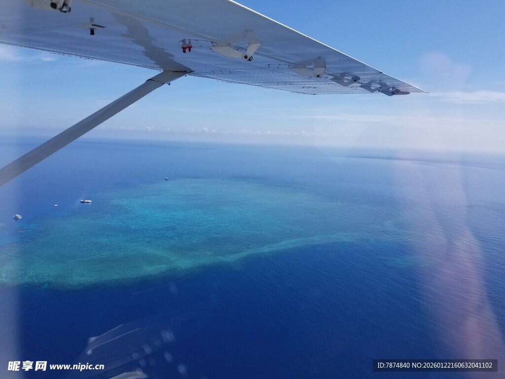 飞机视角下的蔚蓝海洋