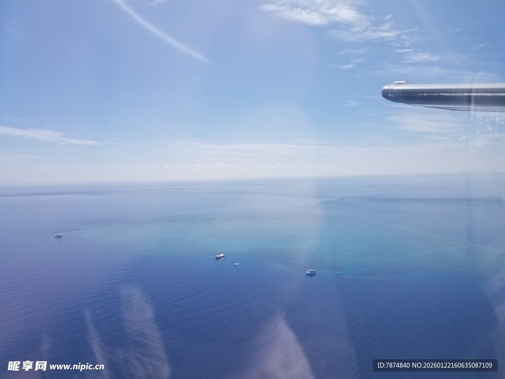 飞机掠过上空的蔚蓝景致