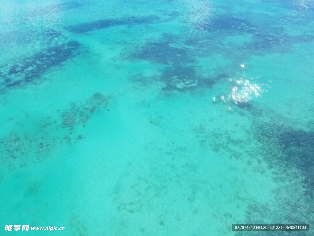 俯瞰清澈碧蓝的海洋美景