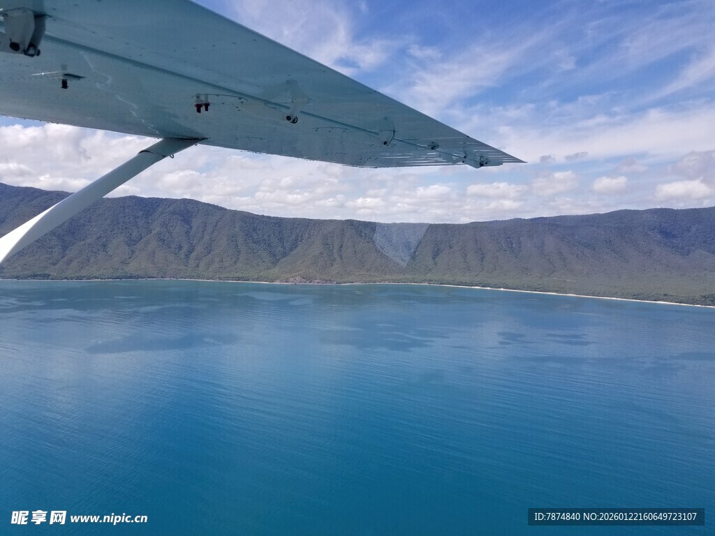 飞机视角下的蓝色湖泊风光
