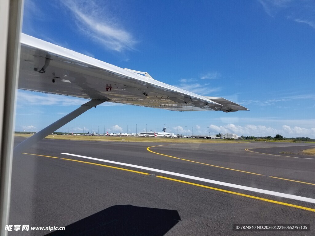 机场停机坪视角的晴朗天空