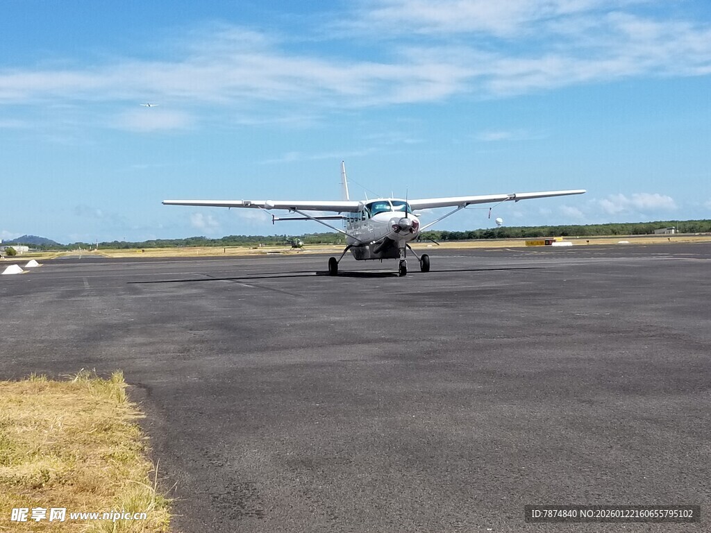 飞机停在开阔跑道上