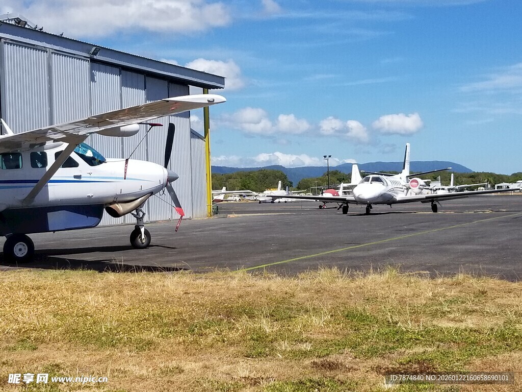 机场停放的小型飞机