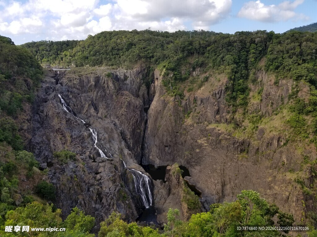 壮观峡谷瀑布自然美景