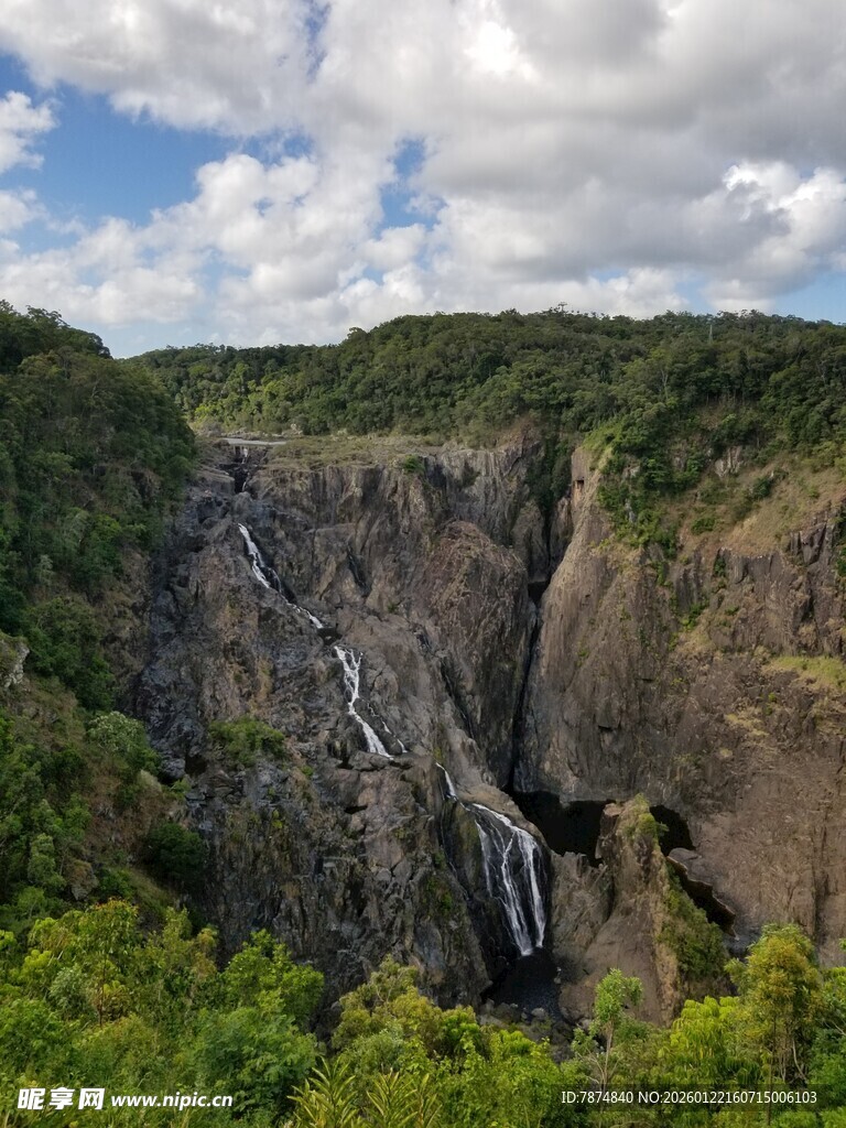 壮观山间瀑布景色