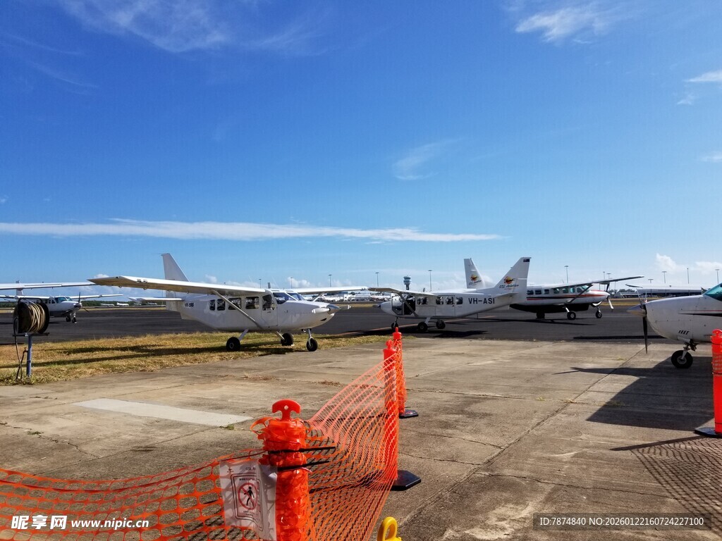 机场停机坪上的多架飞机