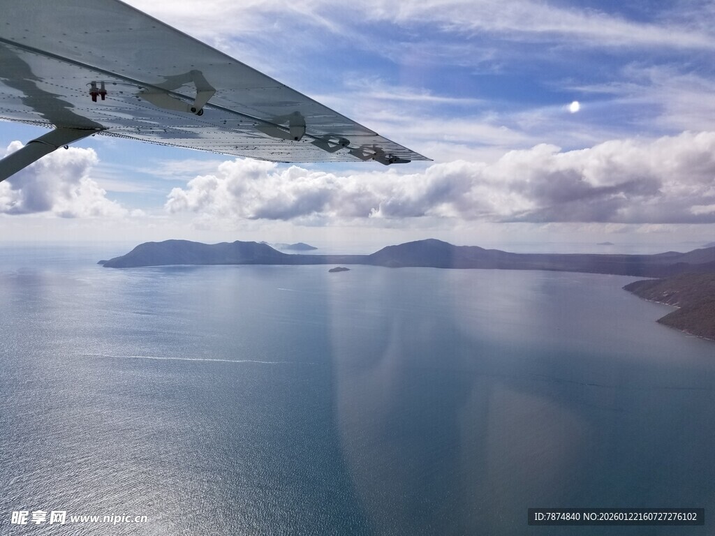 飞机视角下的辽阔水域景观