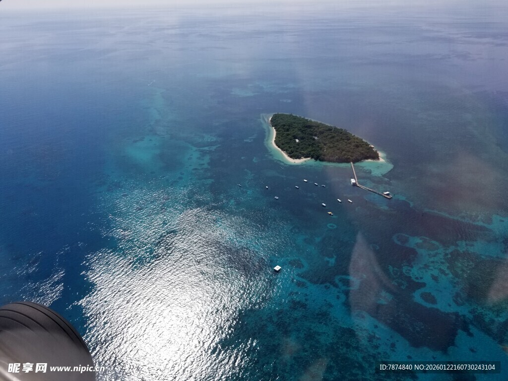 俯瞰蔚蓝大海中的小岛