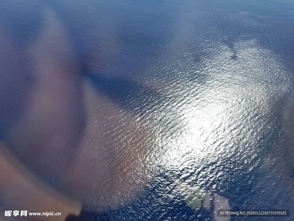 波光粼粼的水面景观