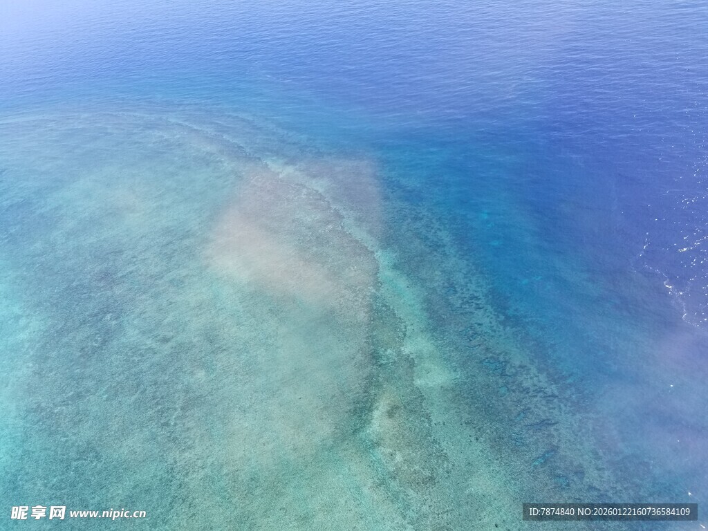 俯瞰清澈美丽的海底世界