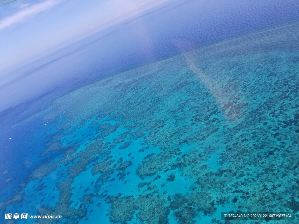 俯瞰蓝色海洋与珊瑚礁