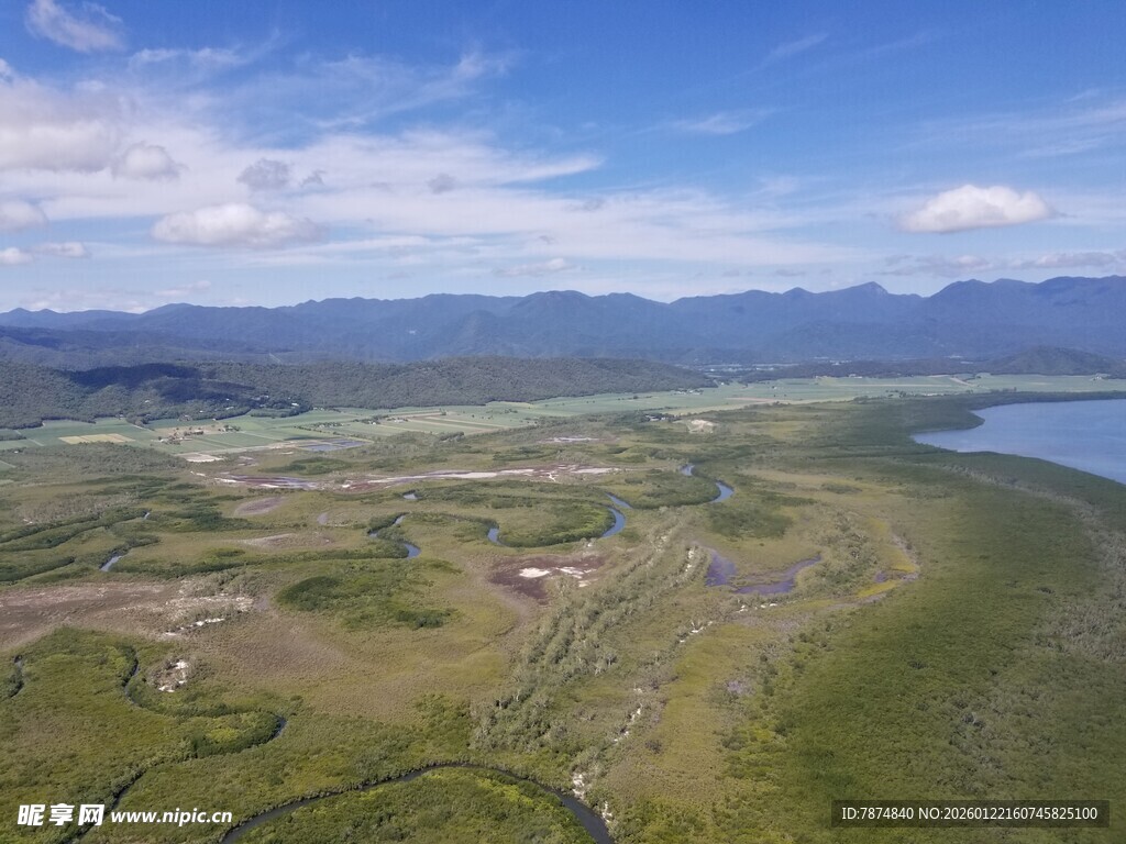 广袤原野与远山湖泊风光