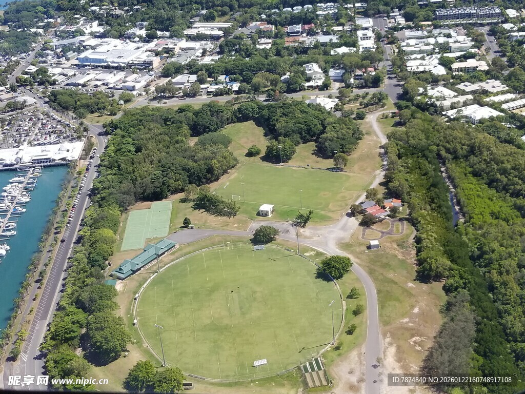 俯瞰城市中的绿地公园