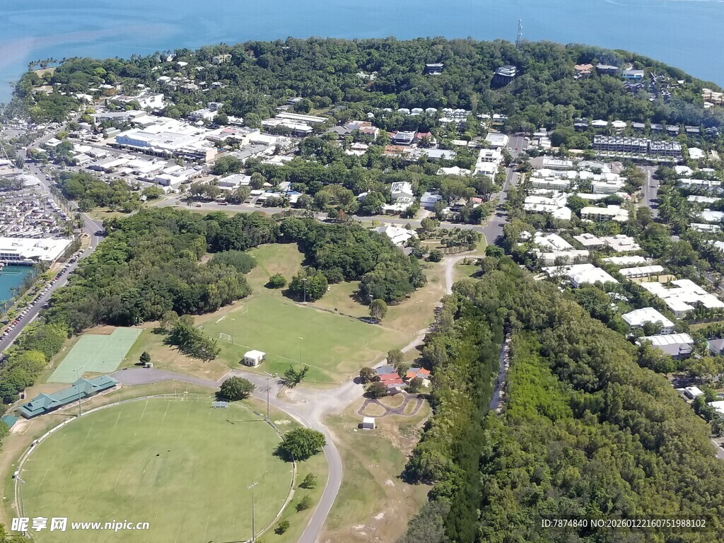 俯瞰海滨城镇景观