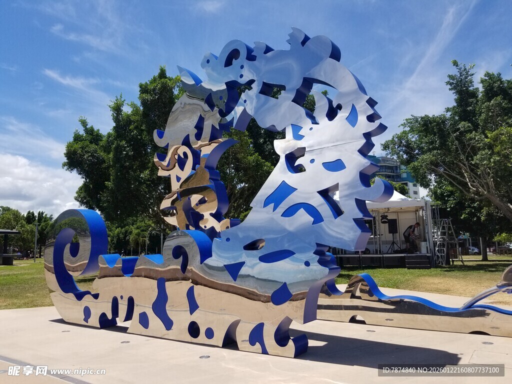 蓝白抽象艺术雕塑
