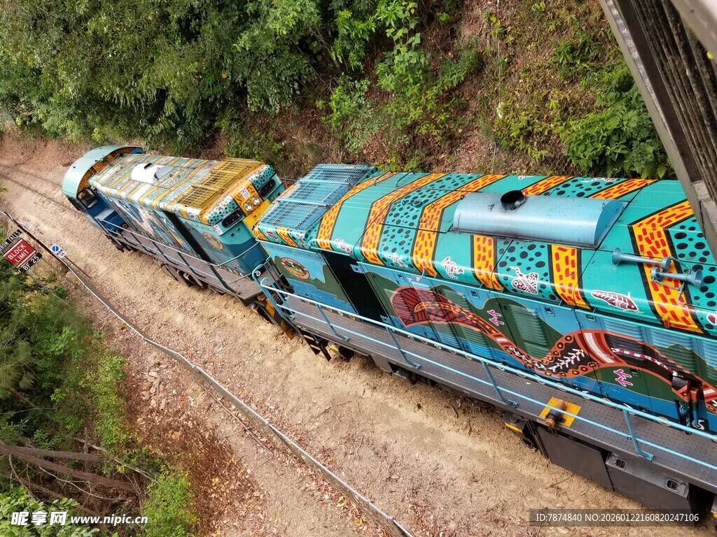 铁轨上色彩斑斓的涂鸦列车