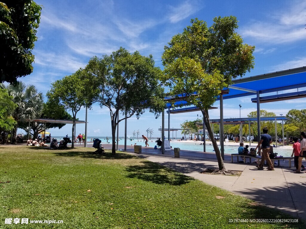 公园湖畔休闲场景