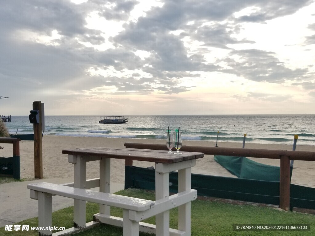 海边露台桌椅与美丽海景