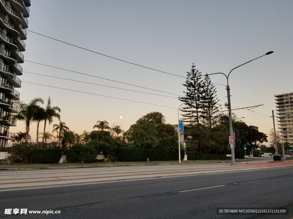 城市街道黄昏景象