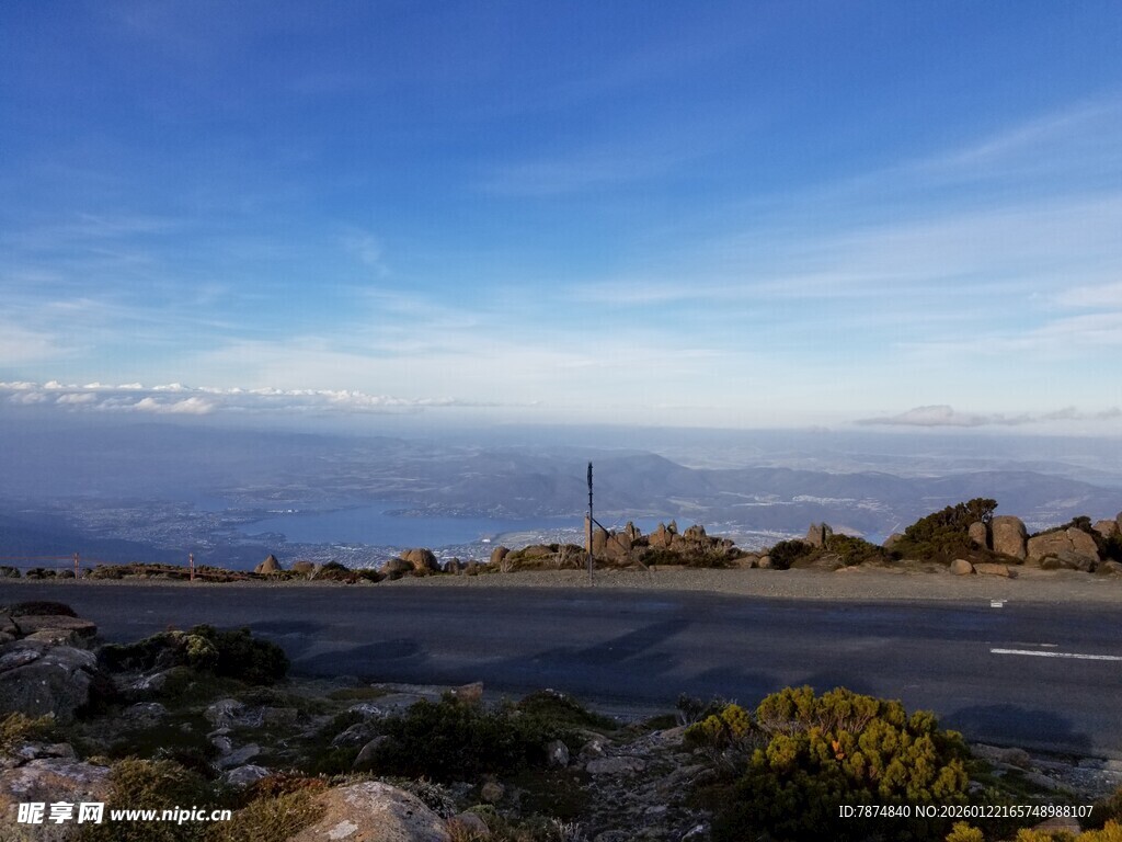 公路尽头的壮阔山海景色