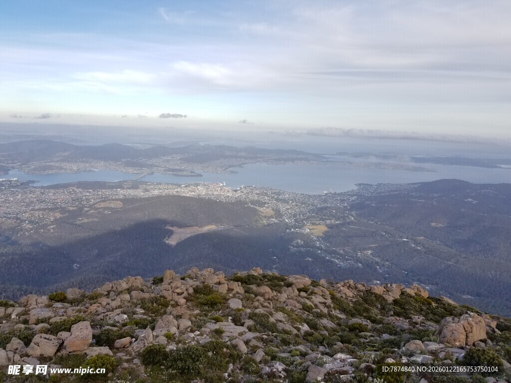 山顶俯瞰壮丽山川景色