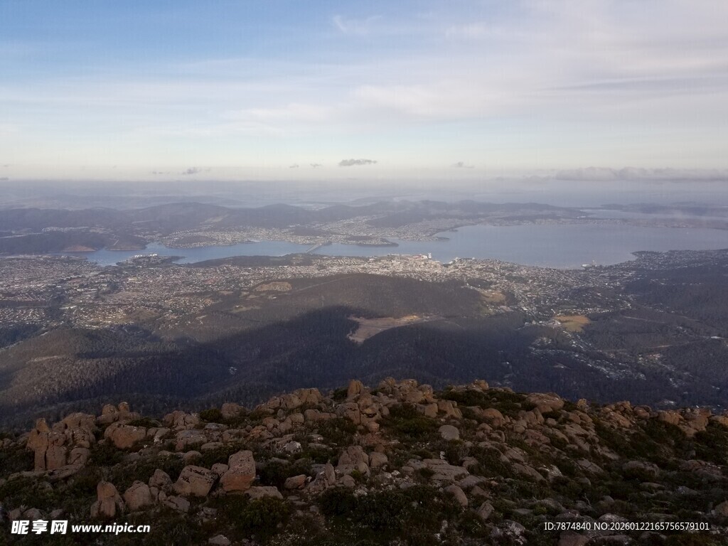 山顶俯瞰广阔壮丽风景