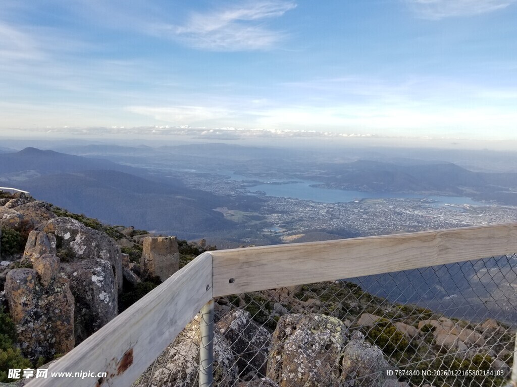 高山之巅的壮阔风景