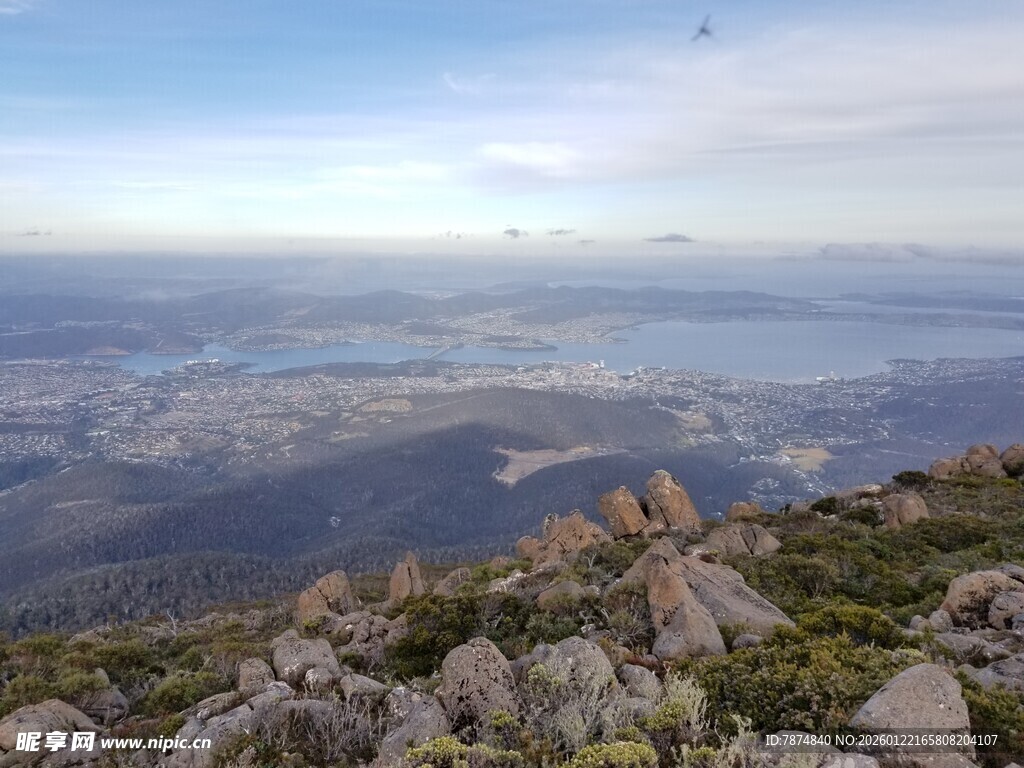 山顶俯瞰壮丽辽阔景观