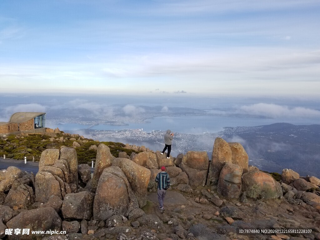 山顶徒步者与壮美风景