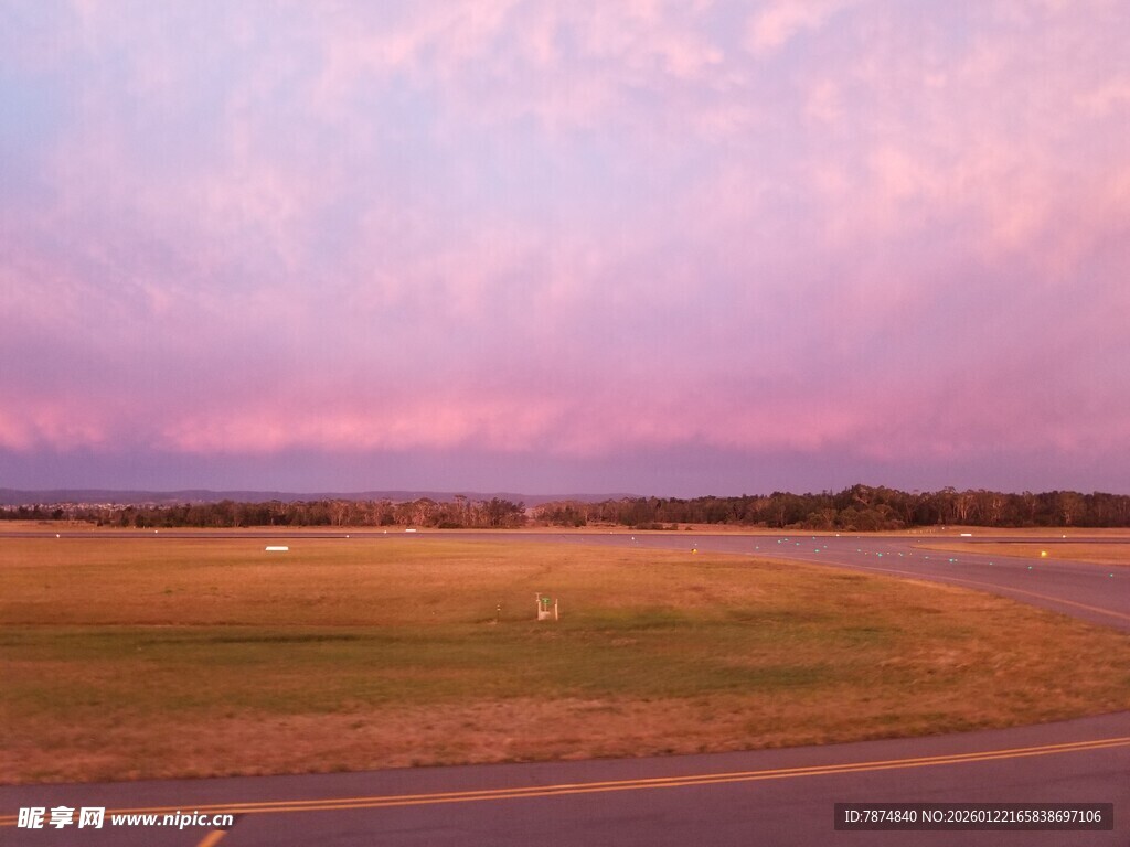 黄昏下的开阔公路与天空