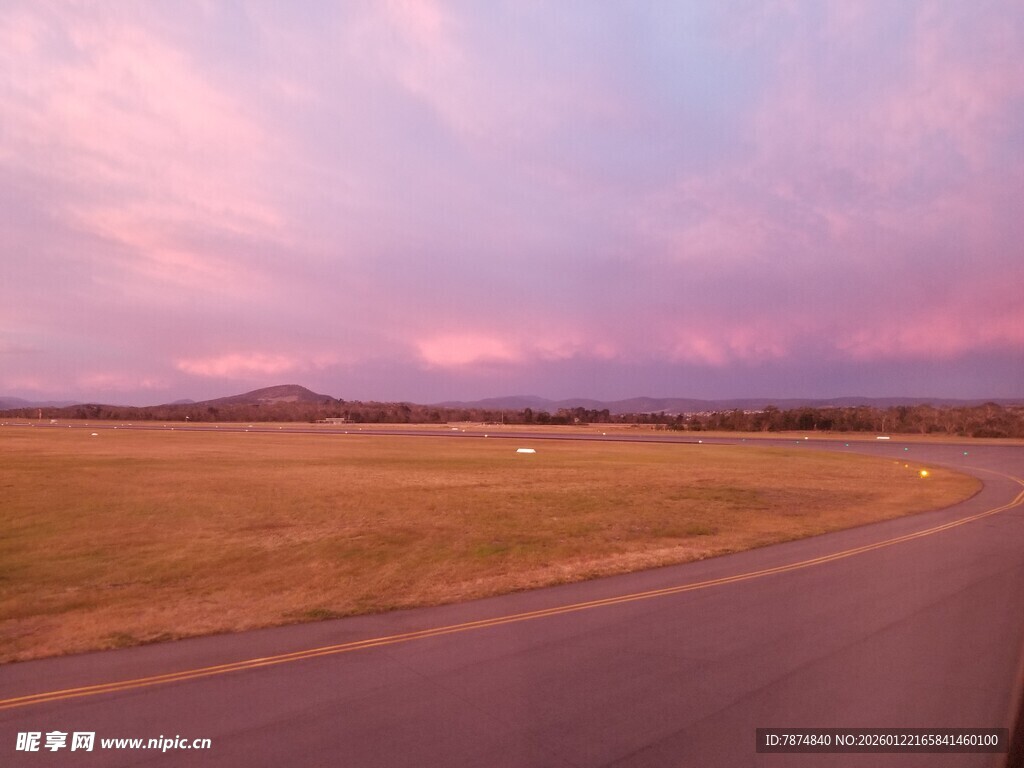 黄昏下的开阔公路美景