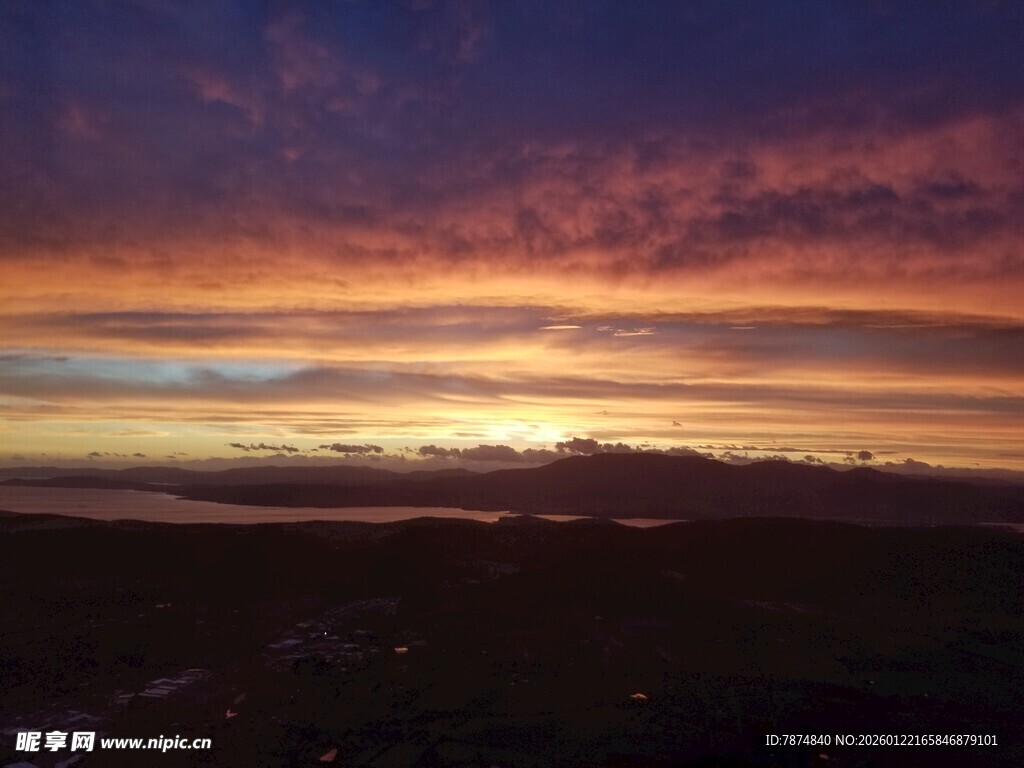 壮丽晚霞下的开阔风景