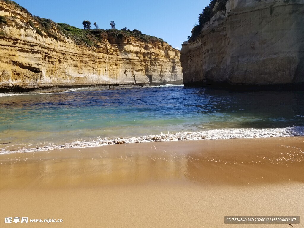 美丽海岸沙滩与壮观岩壁