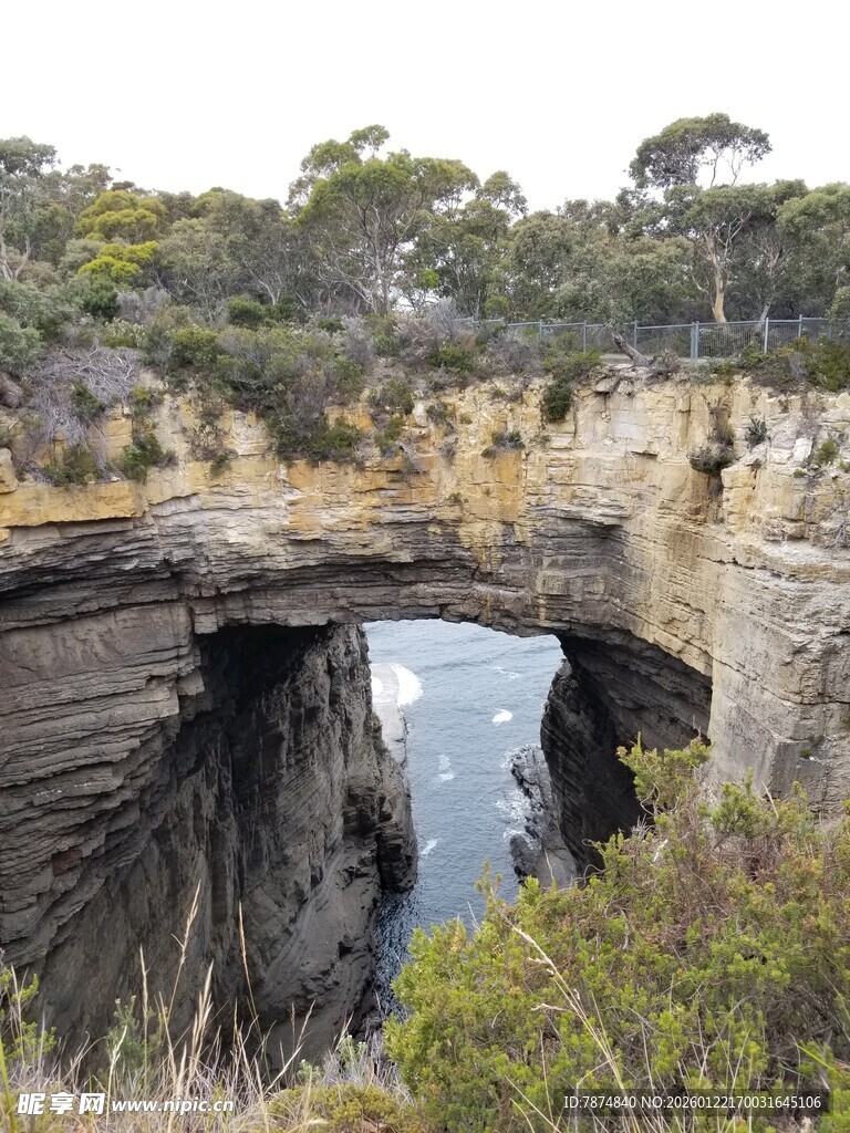 海岸天然石桥景观