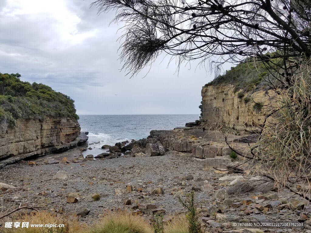 海岸边的岩石与开阔海景