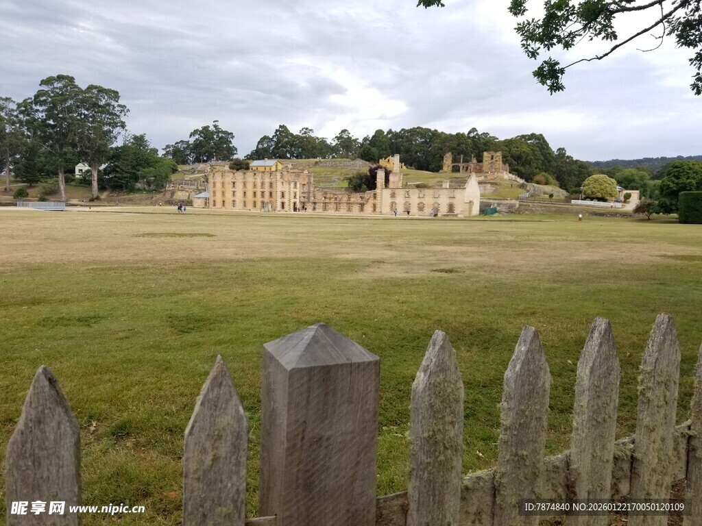 乡村木栅栏后的开阔景致