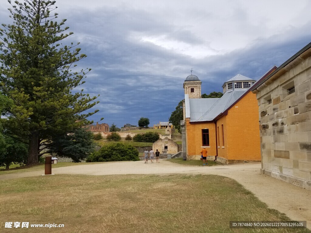 乡村小屋旁的宁静景致