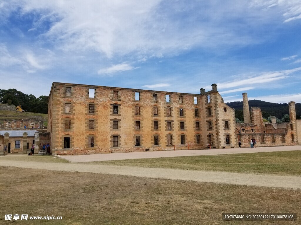 古老多层建筑 开阔场地