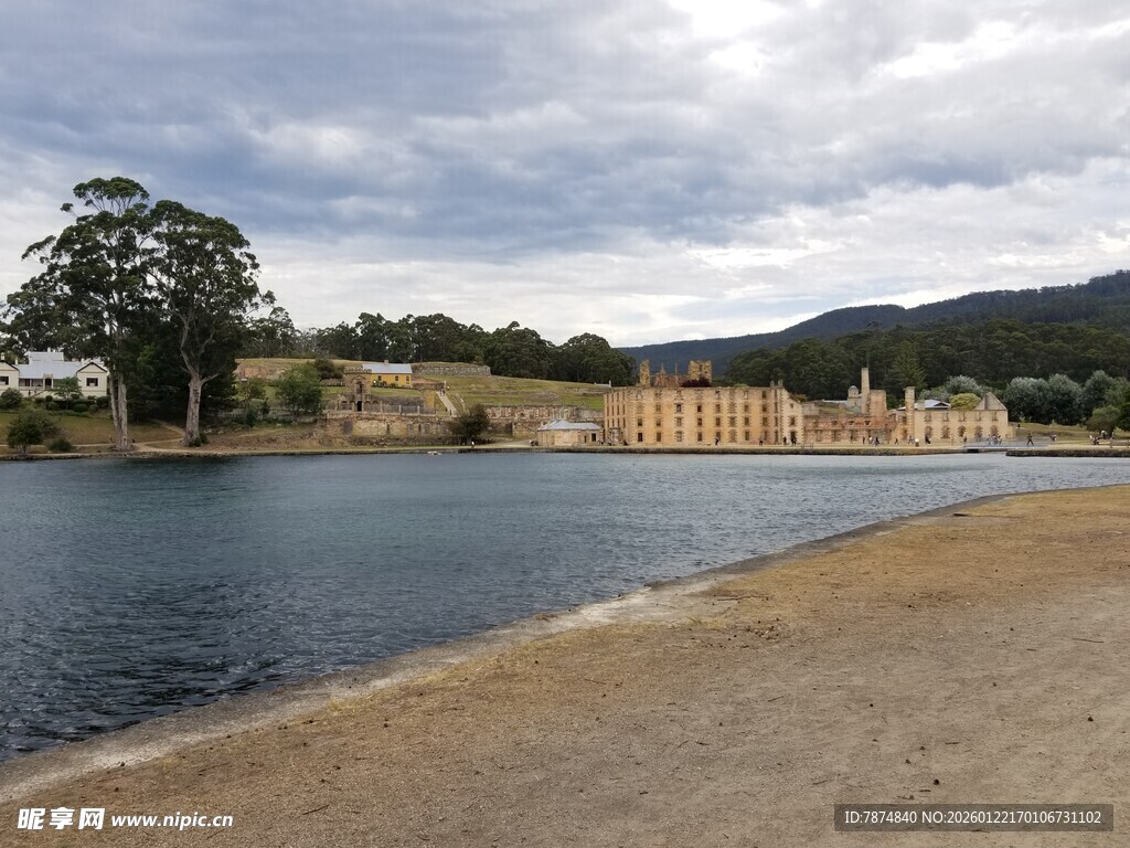 湖畔风光 远处建筑与树木