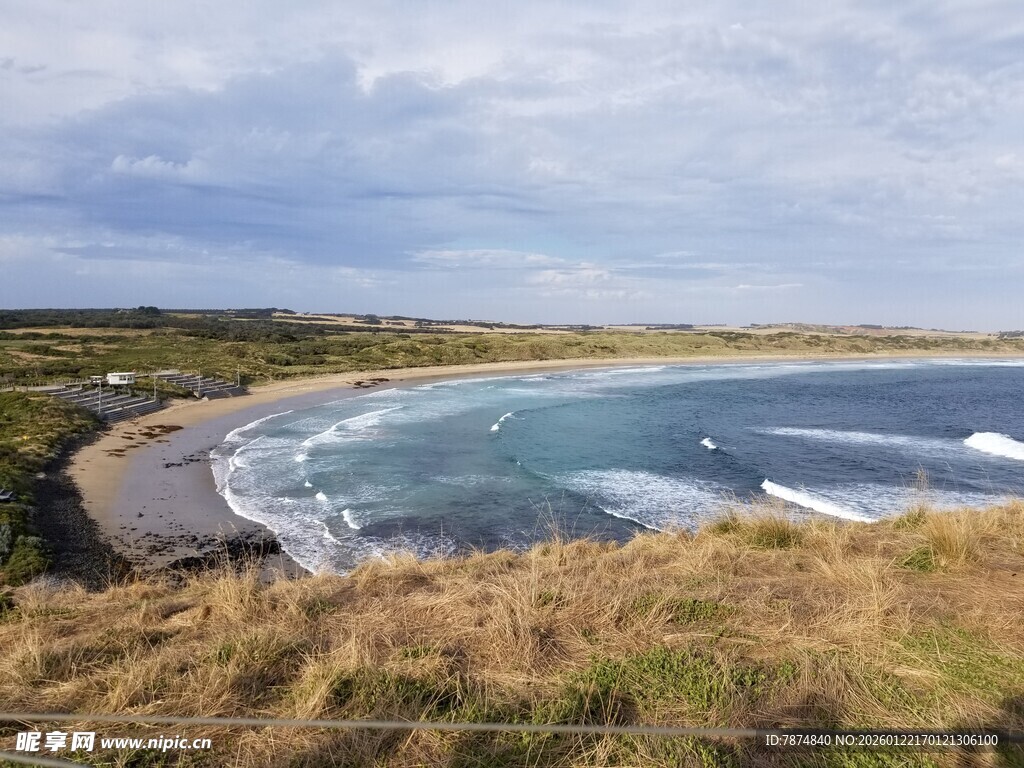 海岸风光 蓝色大海与草地