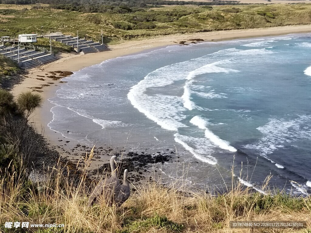 宁静海滩 海浪轻拍岸边