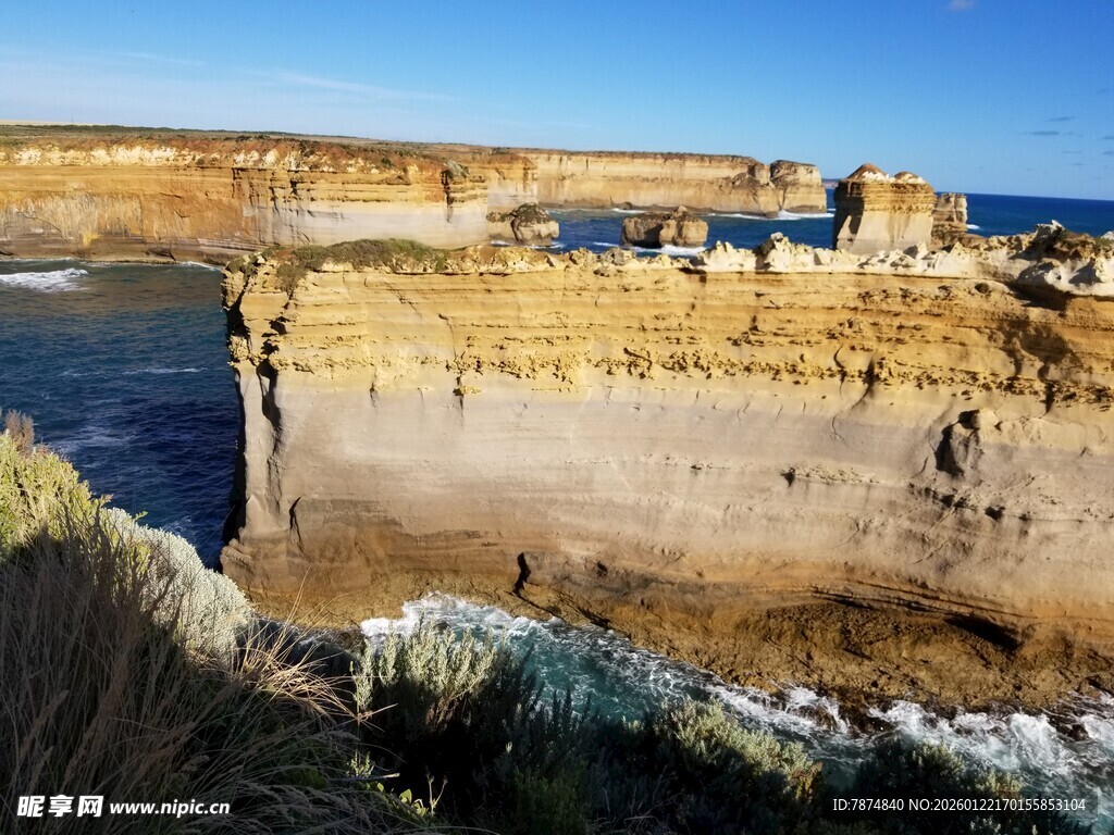 海岸边壮观的古老建筑遗迹